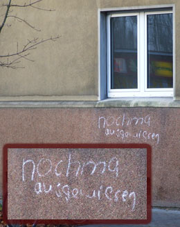 An einer Hauswand steht in Kreide der Schritzug "nochma ausgewiesen" (mit Rechtschreibfehler)