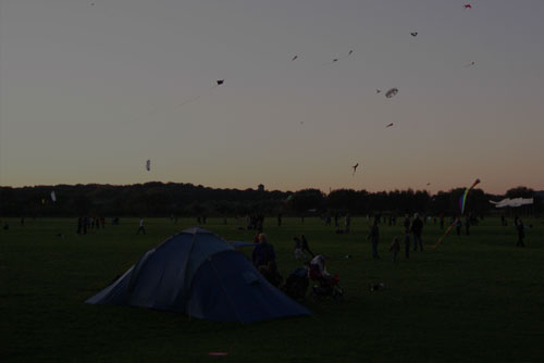 Eine Campingszene am Abend, zu dunkel dargestellt