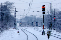 Verschneite Bahngleise mit Rotlicht