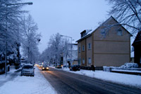  Verschneite Straße in der Morgendämmerung