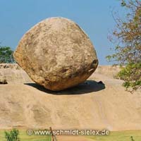 Krishna's Butterkugel - ein riesiger Fels ruht auf schrägem Untergrund, Mamallapuram