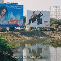 Slums und Kommerz - Adyar-Fluss in Chennai